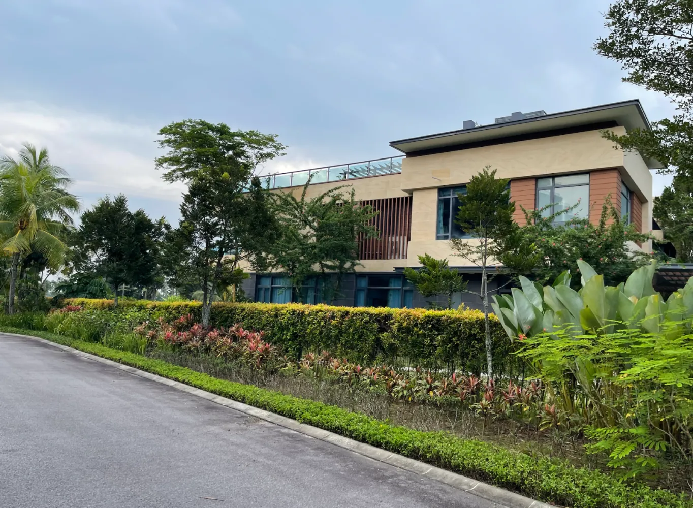 Forest City Golf Villa show villa seen from the road