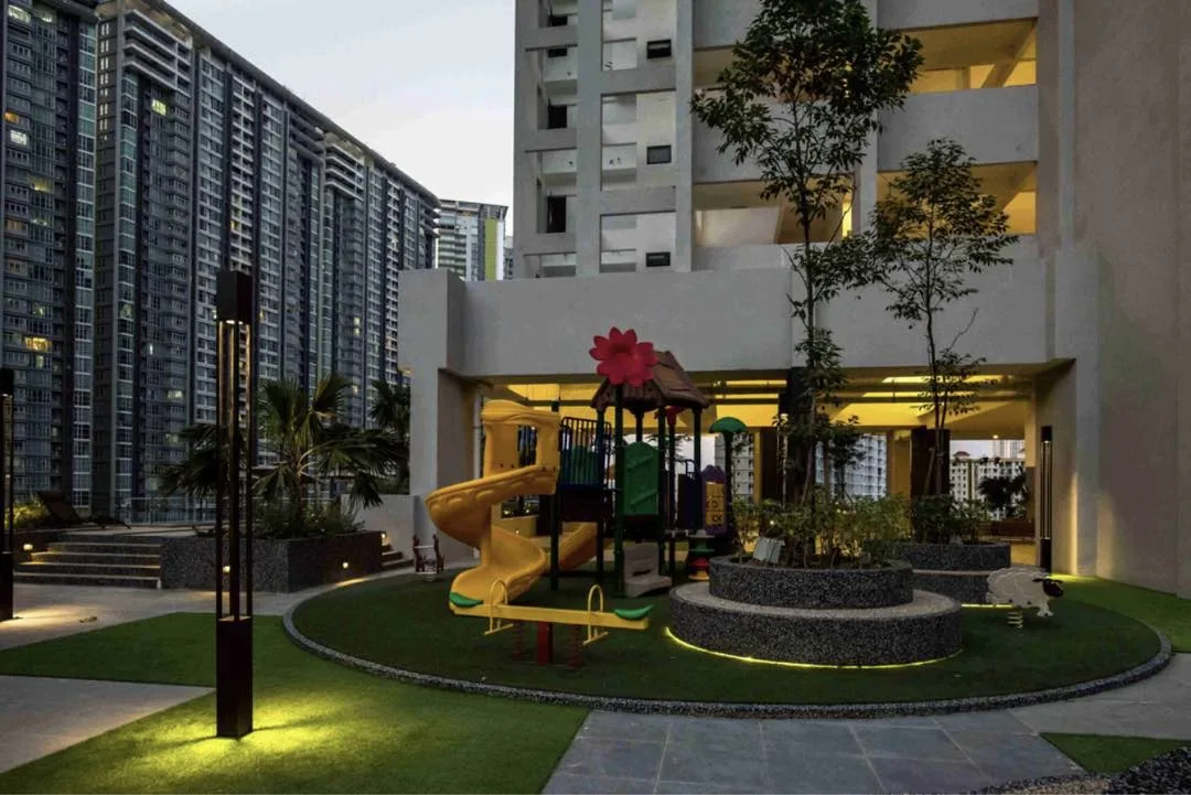 Mont Residence, Mount Erskine: children's playground on the facilities deck