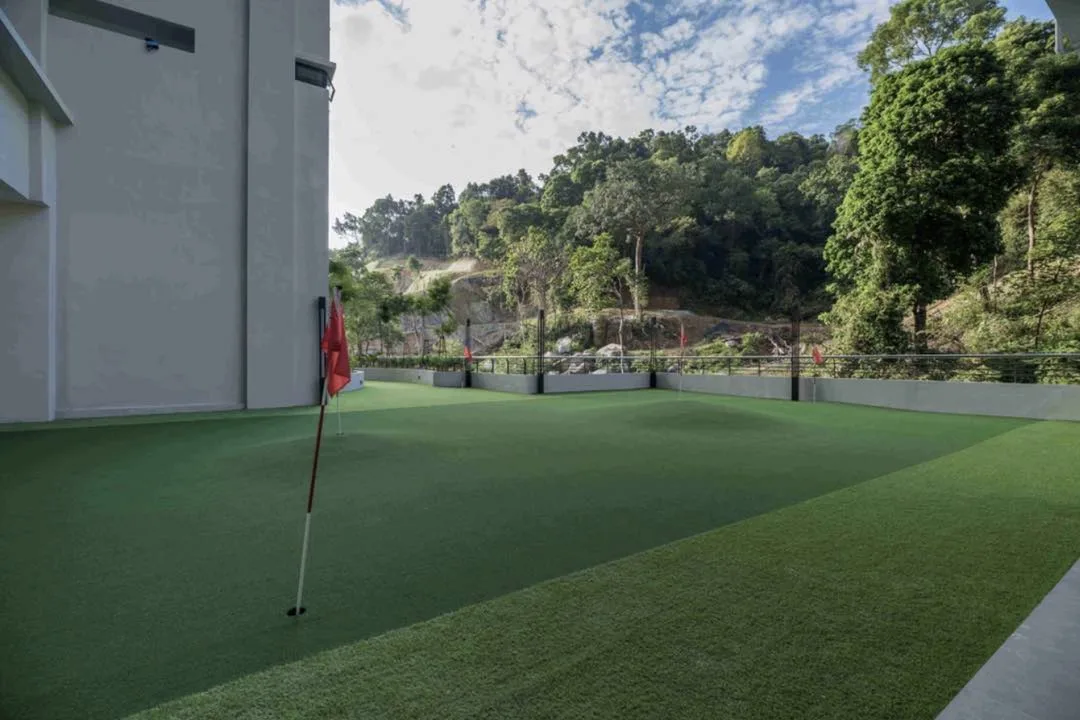 Mont Residence, Mount Erskine: putting green beside the hill slope