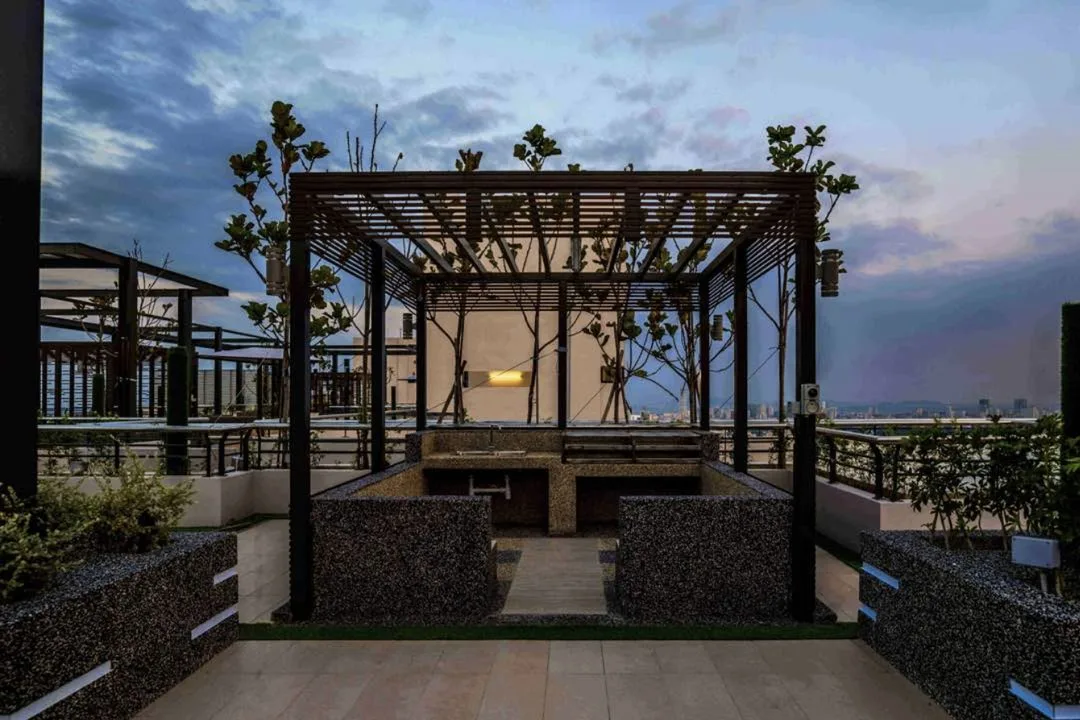 Mont Residence, Mount Erskine: pergola pavilion on an upper-level deck