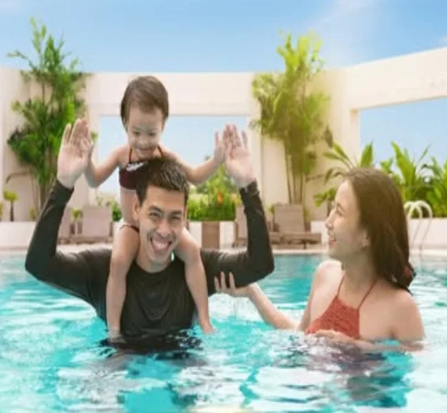 Family enjoying the Wawari Club swimming pool