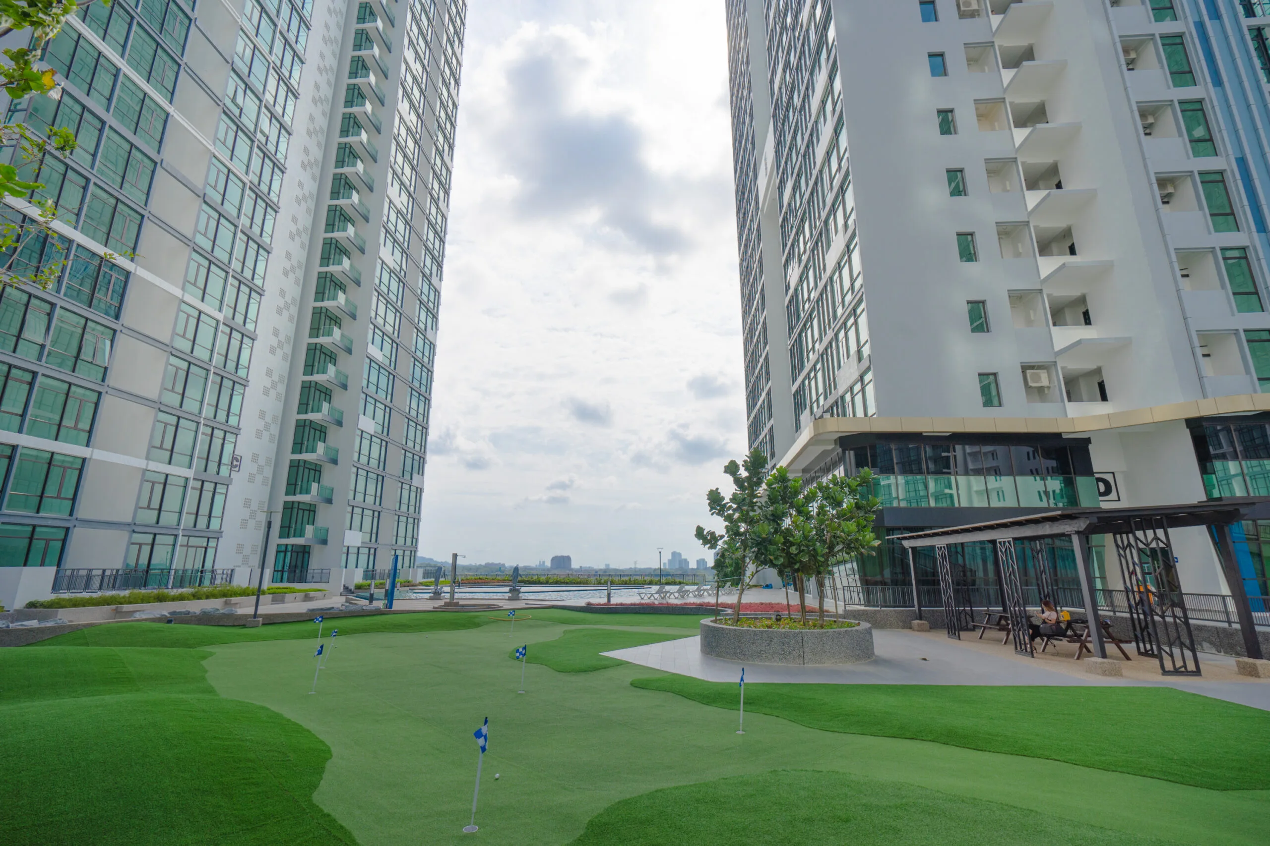 Putting green at Wave Marina Cove